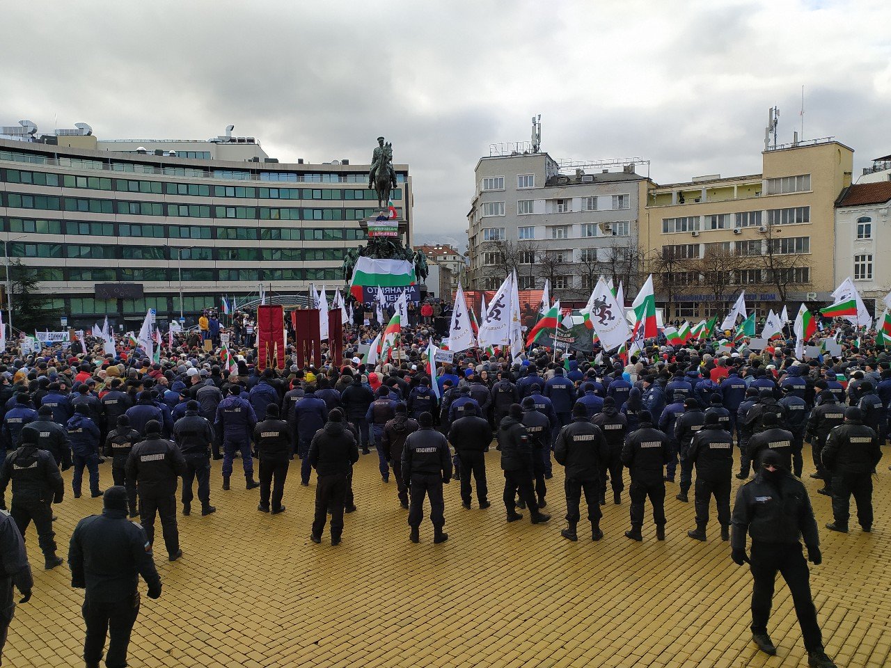 Протестиращи щурмуват НС, полицията ги отблъсква, има колабирали, а Мангъров хремав зове за... ВИДЕО/СНИМКИ