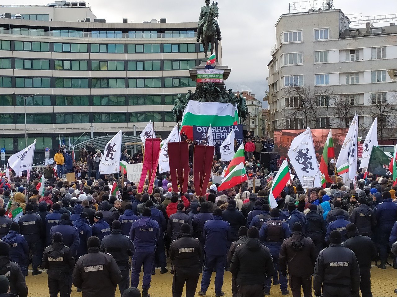 Протестиращи щурмуват НС, полицията ги отблъсква, има колабирали, а Мангъров хремав зове за... ВИДЕО/СНИМКИ