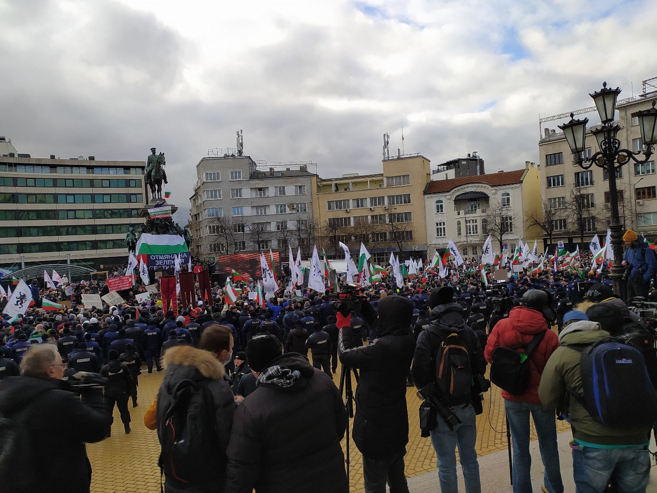 Протестиращи щурмуват НС, полицията ги отблъсква, има колабирали, а Мангъров хремав зове за... ВИДЕО/СНИМКИ