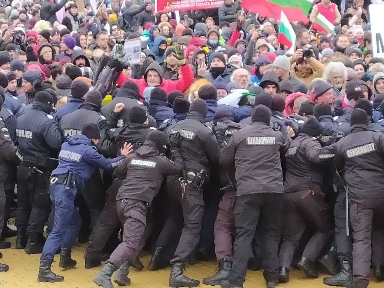 Протестиращи щурмуват НС, полицията ги отблъсква, има колабирали, а Мангъров хремав зове за... ВИДЕО/СНИМКИ