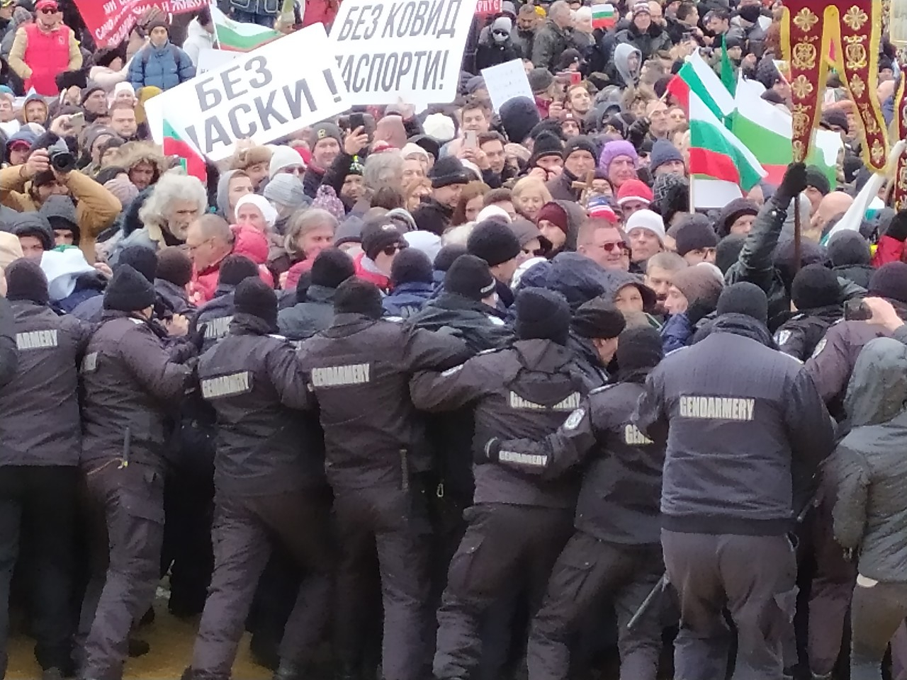 Протестиращи щурмуват НС, полицията ги отблъсква, има колабирали, а Мангъров хремав зове за... ВИДЕО/СНИМКИ