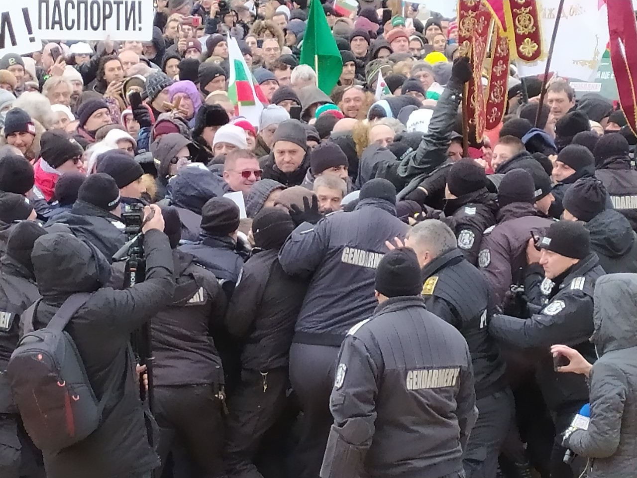 Протестиращи щурмуват НС, полицията ги отблъсква, има колабирали, а Мангъров хремав зове за... ВИДЕО/СНИМКИ