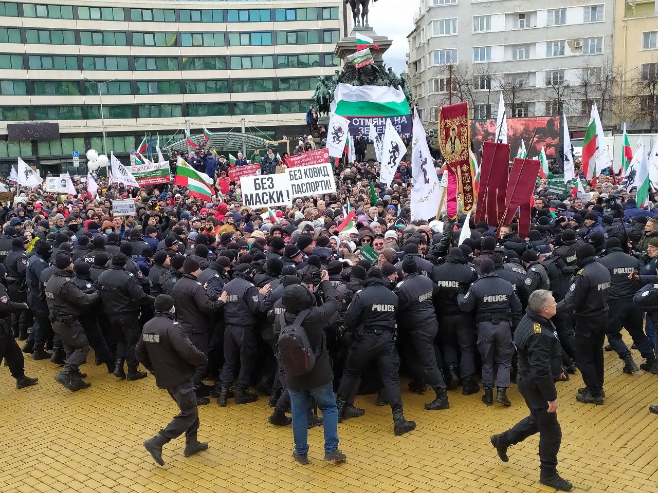 Протестиращи щурмуват НС, полицията ги отблъсква, има колабирали, а Мангъров хремав зове за... ВИДЕО/СНИМКИ