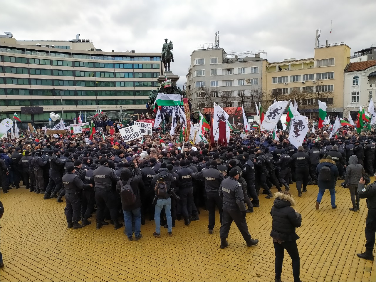 Протестиращи щурмуват НС, полицията ги отблъсква, има колабирали, а Мангъров хремав зове за... ВИДЕО/СНИМКИ