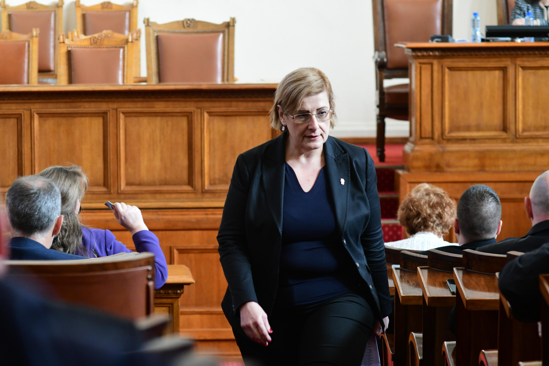Като гръм от ясно небе: Елена Гунчева напуска парламента и "Възраждане" заради Костадинов