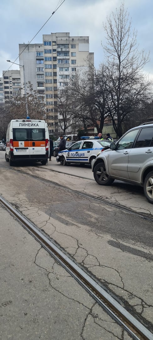 На столичен булевард почерня от полиция и линейки, ето какво се случва СНИМКИ 