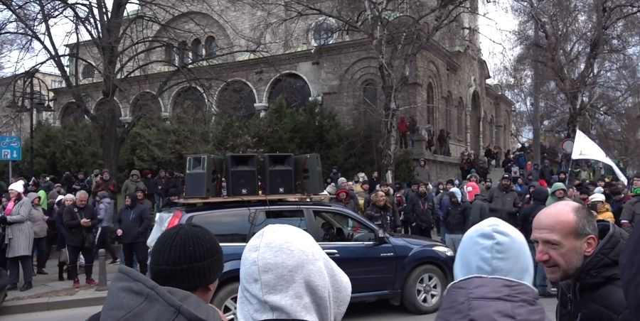 Протестът се премести под прозорците на Сербезова, а тя... ВИДЕО 
