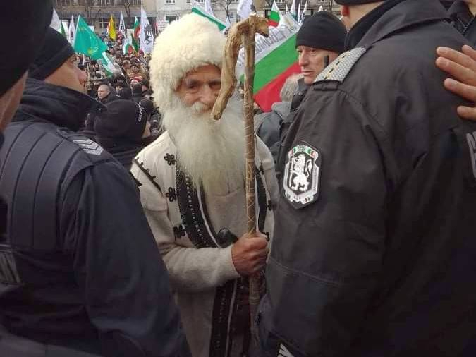 И Гандалф от Бургас протестира срещу ковид мерките СНИМКИ 