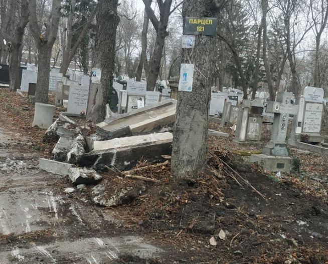  Ремонтни дейности в Централни гробища "стреснаха" покойниците СНИМКИ