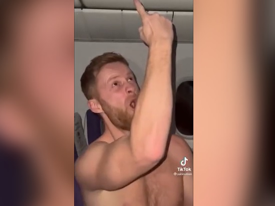 Скандално ВИДЕО: Голи до кръста туристи се забавляват със стюардеса и много алкохол 
