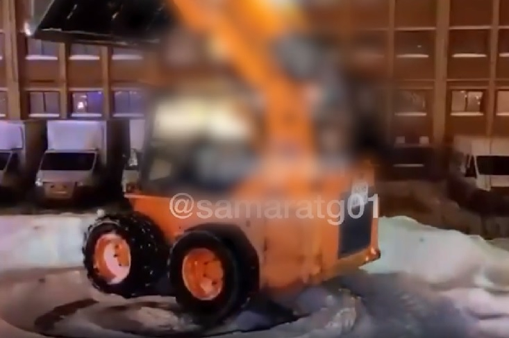 Зловещо ВИДЕО: Заснеха как трактор върви в кръг с умрял шофьор