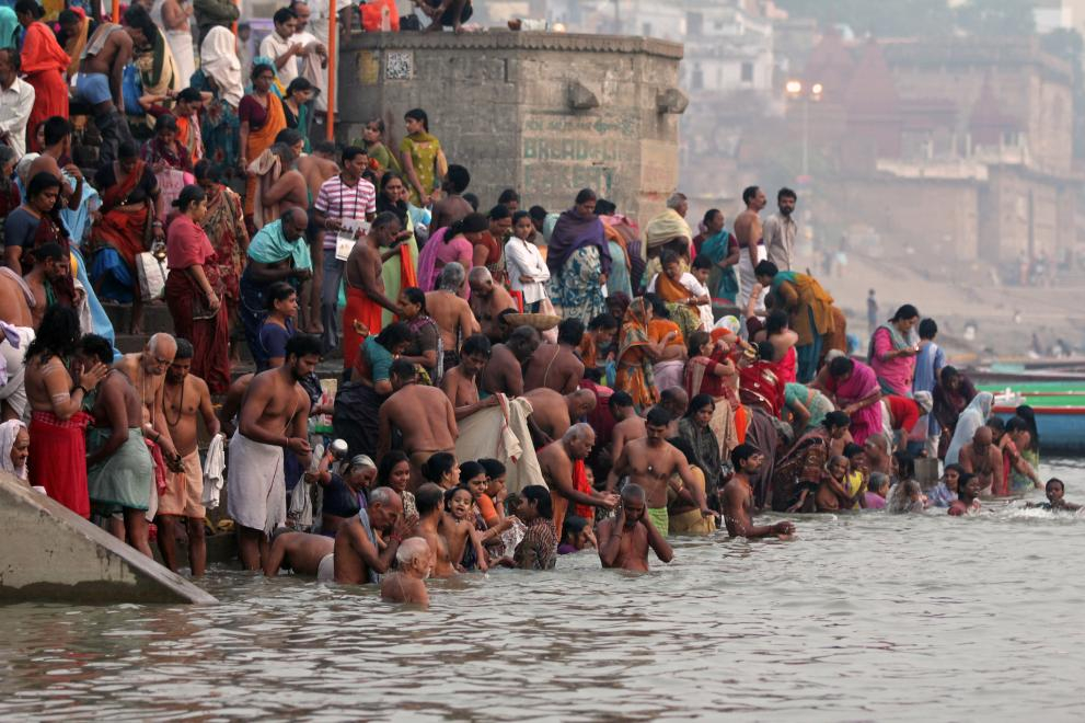 Стотици хиляди индуси се изкъпаха ритуално в Ганг, въпреки COVID-19 ВИДЕО