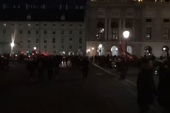 Във Виена е страшно! Протестиращи финтираха полицията с неочакван ход ВИДЕО