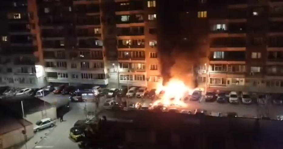 Среднощен инцидент: Автомобили изгоряха като факли във Варна