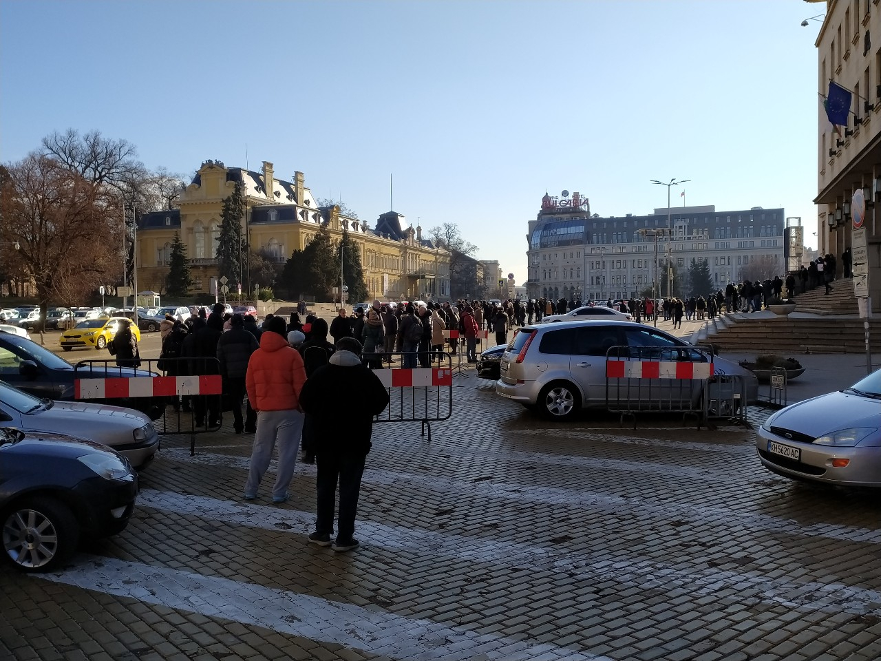 Огромни опашки пред БНБ от ранна сутрин, ето защо СНИМКИ