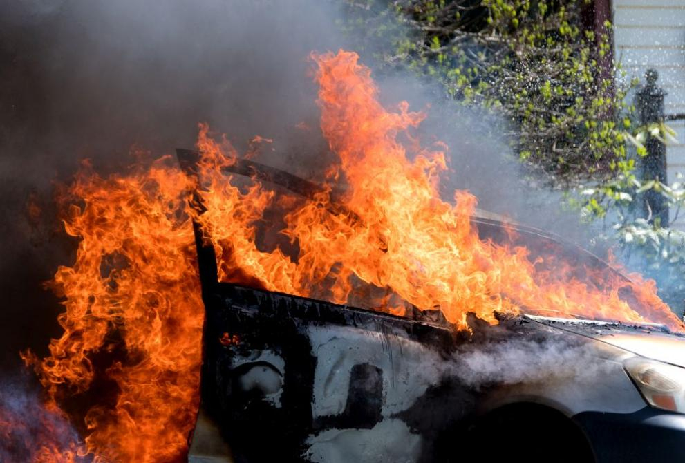 Клошар понечи да се стопли и опожари 3 коли във Варна ВИДЕО 