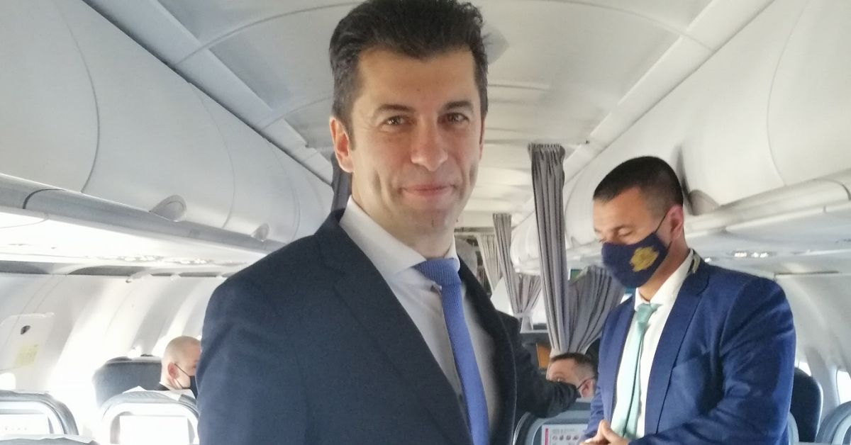 Защо Петков направи това в самолета на път за Скопие и как го посрещнаха ВИДЕО