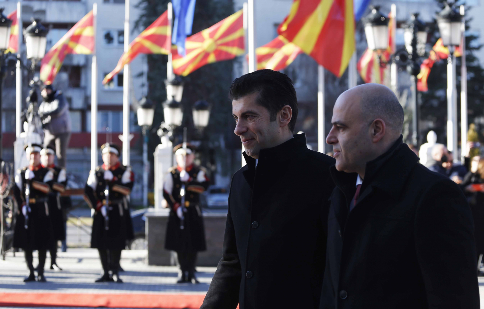 Клякаме пред Скопие, сменяме "непослушните" в историческата комисия
