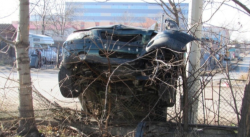Зрелище в Монтанско: Пиян преобърна колата си, спря се в ограда и дърво