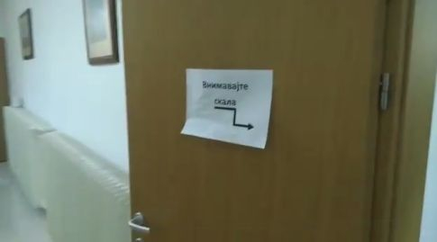 Само в БЛИЦ: Надпис "скала" предупреждава делегацията на Кирил Петков в Скопие ВИДЕО 