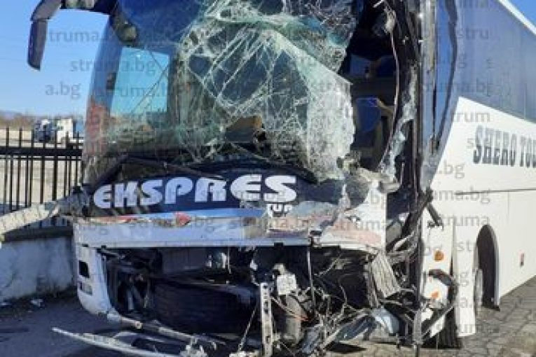 Последни новини за ужаса с автобус с туристи край Кюстендил