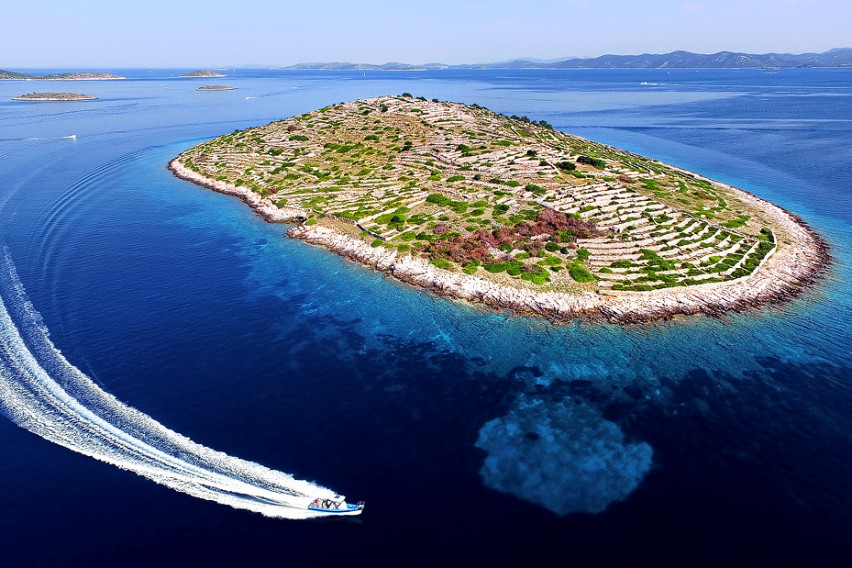 Симпатичен хърватски остров прилича на гигантски пръстов отпечатък в морето