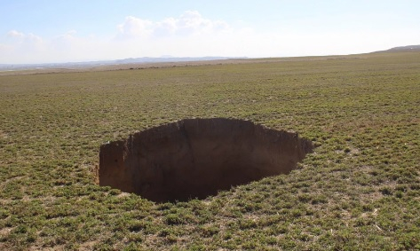 Огромни дупки се появяват в полетата на фермерите в Турция СНИМКИ