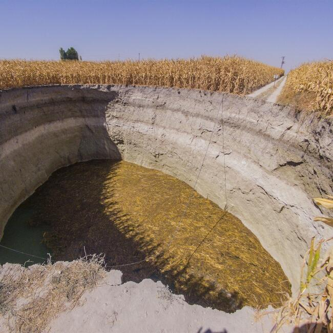 Огромни дупки се появяват в полетата на фермерите в Турция СНИМКИ