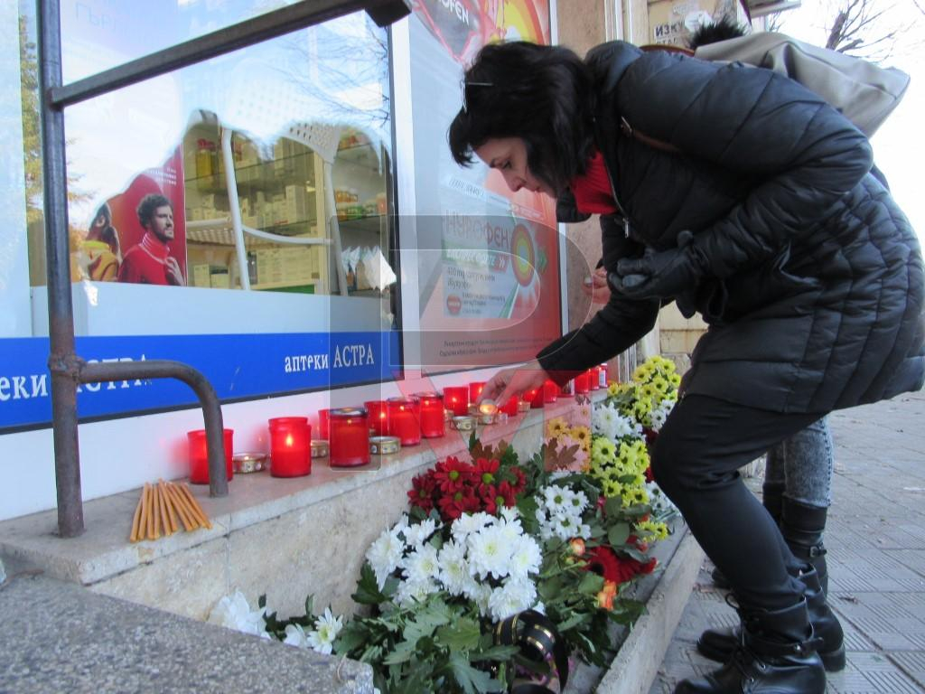 Потресени русенци се събраха пред една от аптеките на жестоко убитата Ери Πexливaнян, а полицаи... ВИДЕО