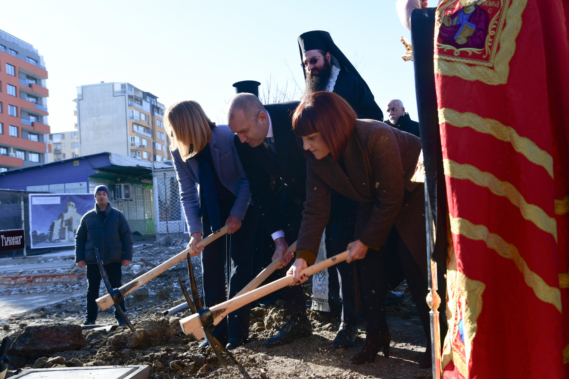 Фандъкова и Радев на първа копка от строежа на църква в "Люлин" 