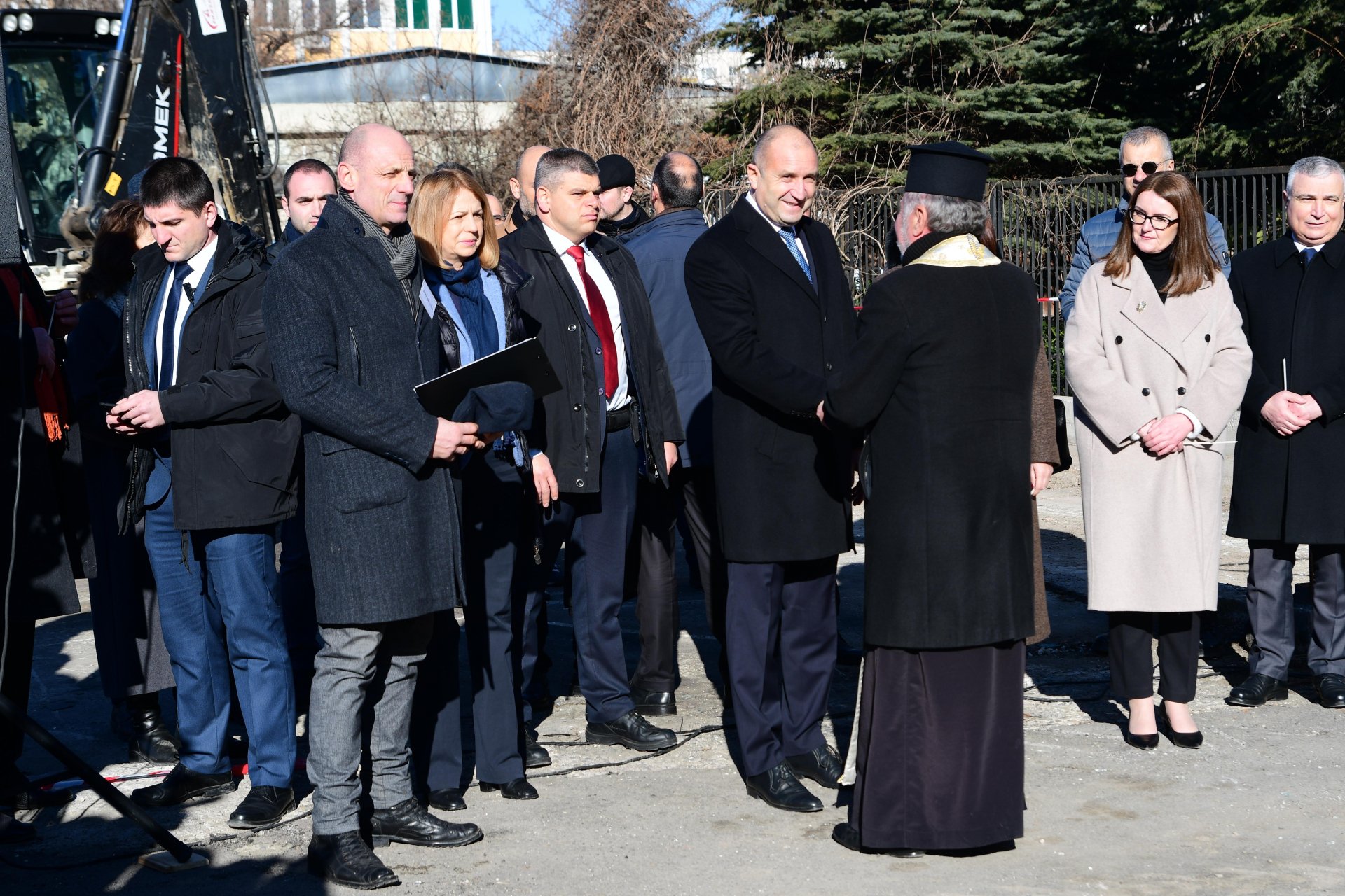 Фандъкова и Радев на първа копка от строежа на църква в "Люлин" 