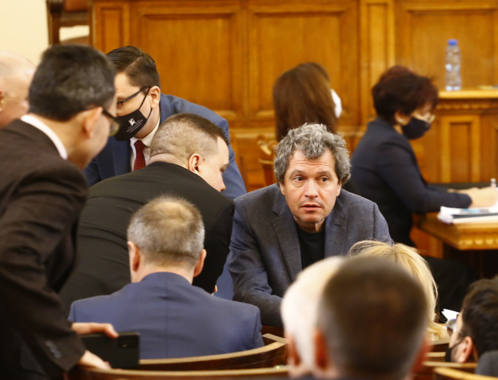 Тошко Йорданов и Деси Атанасова се сджафкаха в парламента, намесиха татусите а Слави