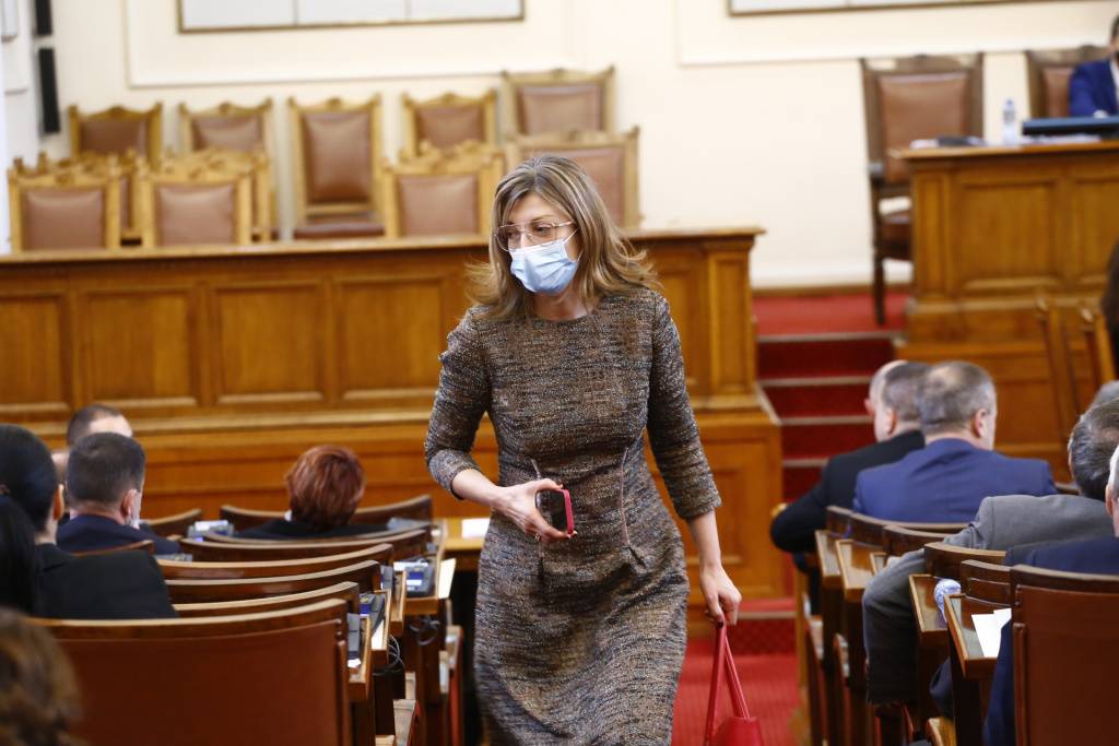 Тошко Йорданов и Деси Атанасова се сджафкаха в парламента, намесиха татусите а Слави
