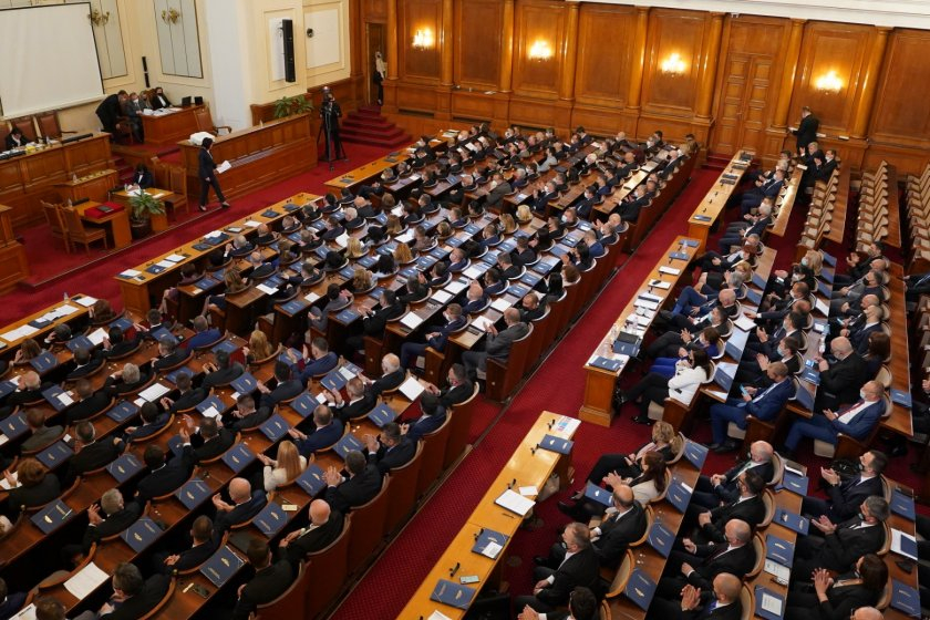 Парламентът намали членовете на КЕВР от девет на петима