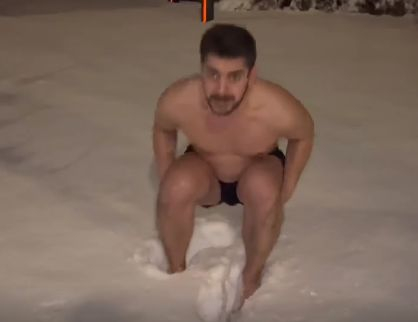 Сашо Кадев нагази гол в снега, за да... ВИДЕО 