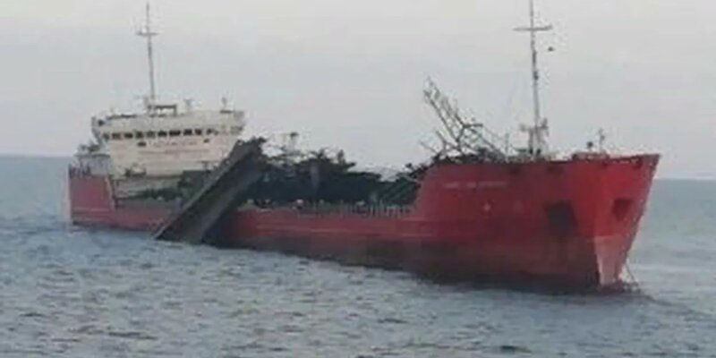 Извънредна ситуация и евакуация на танкер в Черно море СНИМКИ
