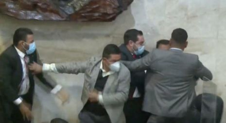 Хондураски депутати обърнаха парламента в боксов ринг ВИДЕО 18+