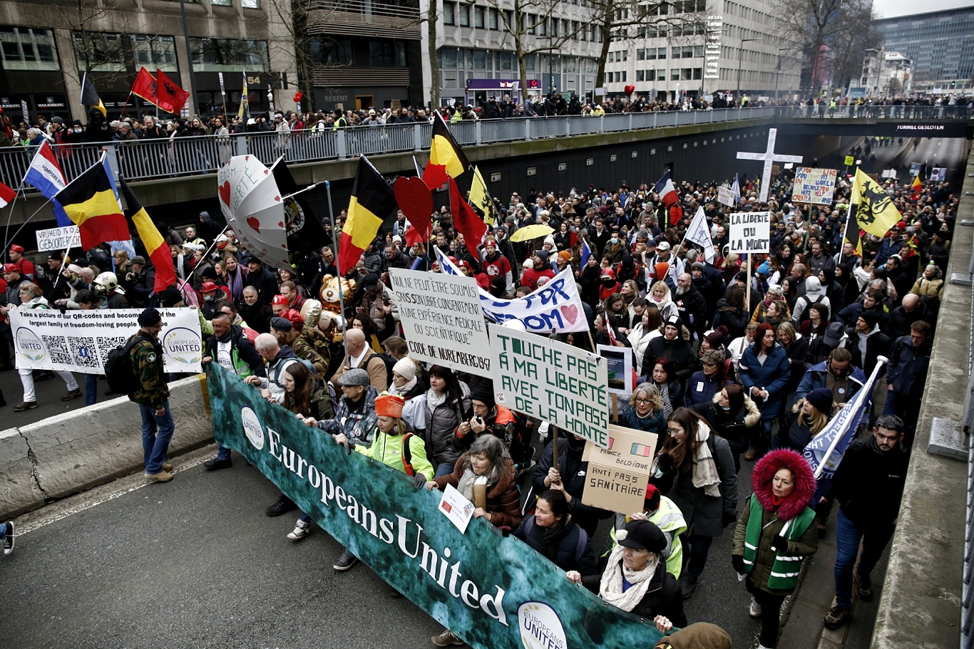 50 хил. тълпа излезе на протест срещу К-19 мерките в Брюксел, полицията реагира брутално ВИДЕО