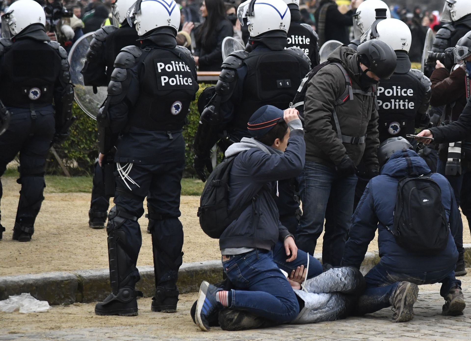 50 хил. тълпа излезе на протест срещу К-19 мерките в Брюксел, полицията реагира брутално ВИДЕО