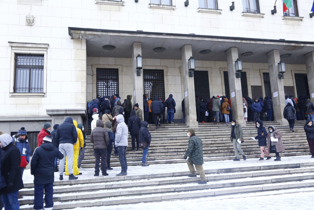 Огромна опашка се изви пред БНБ в ранни зори заради Стоянка Мутафова СНИМКА