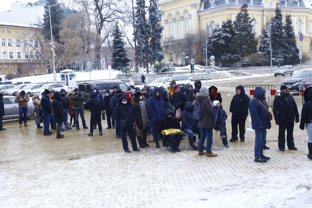 Огромна опашка се изви пред БНБ в ранни зори заради Стоянка Мутафова СНИМКА