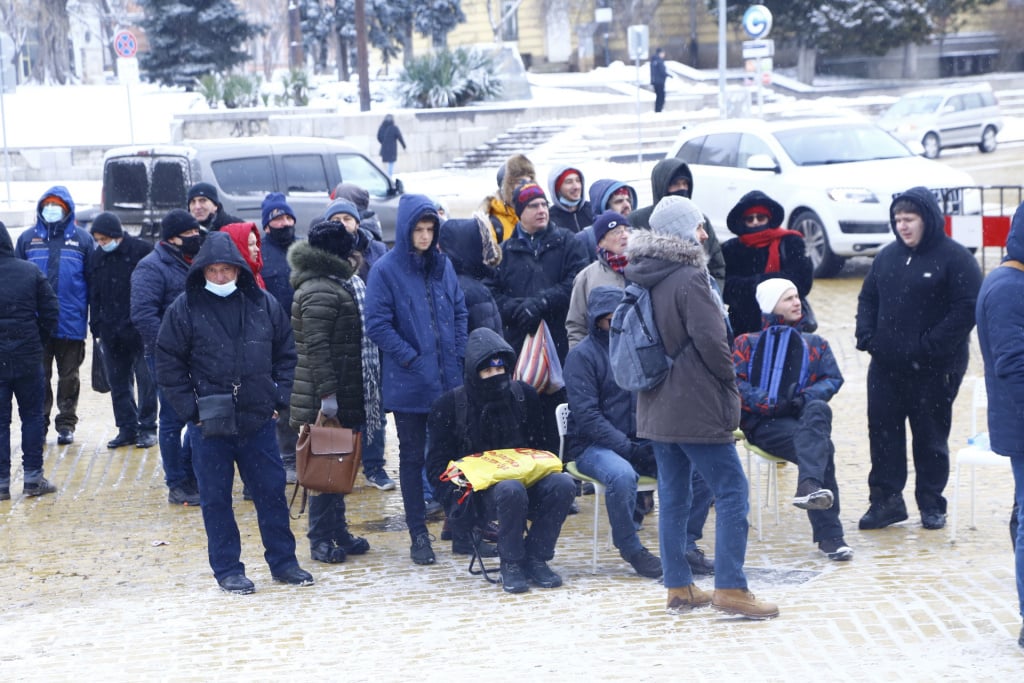 Огромна опашка се изви пред БНБ в ранни зори заради Стоянка Мутафова СНИМКА