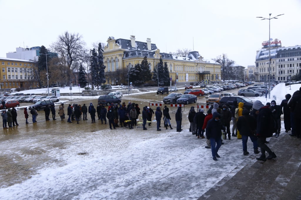 Огромна опашка се изви пред БНБ в ранни зори заради Стоянка Мутафова СНИМКА