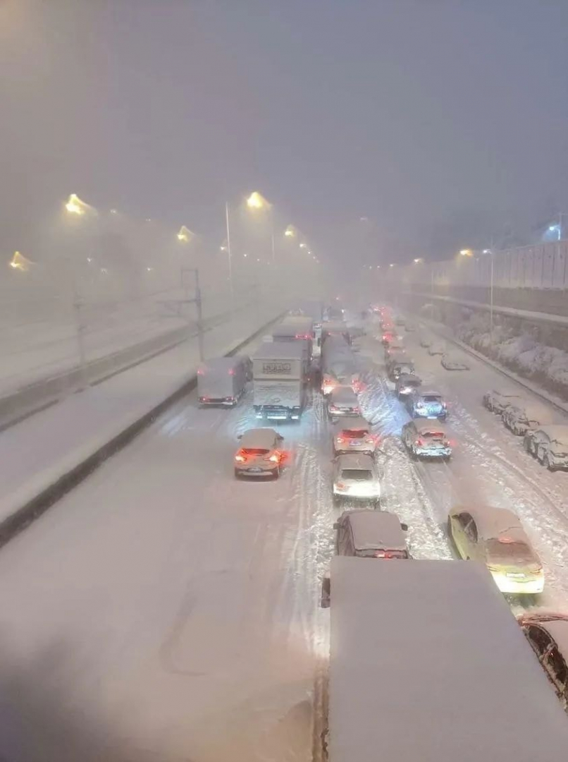 Гърция не помни такава снежна стихия, дават по 2000 евро на закъсали на пътя шофьори! ВИДЕО