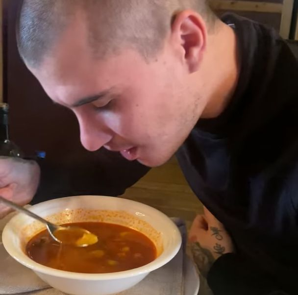 Синът на Ценко Чоков се пусна на ВИДЕО как яде супа за 30 лв в Банско и брои лъжичка по лъжичка