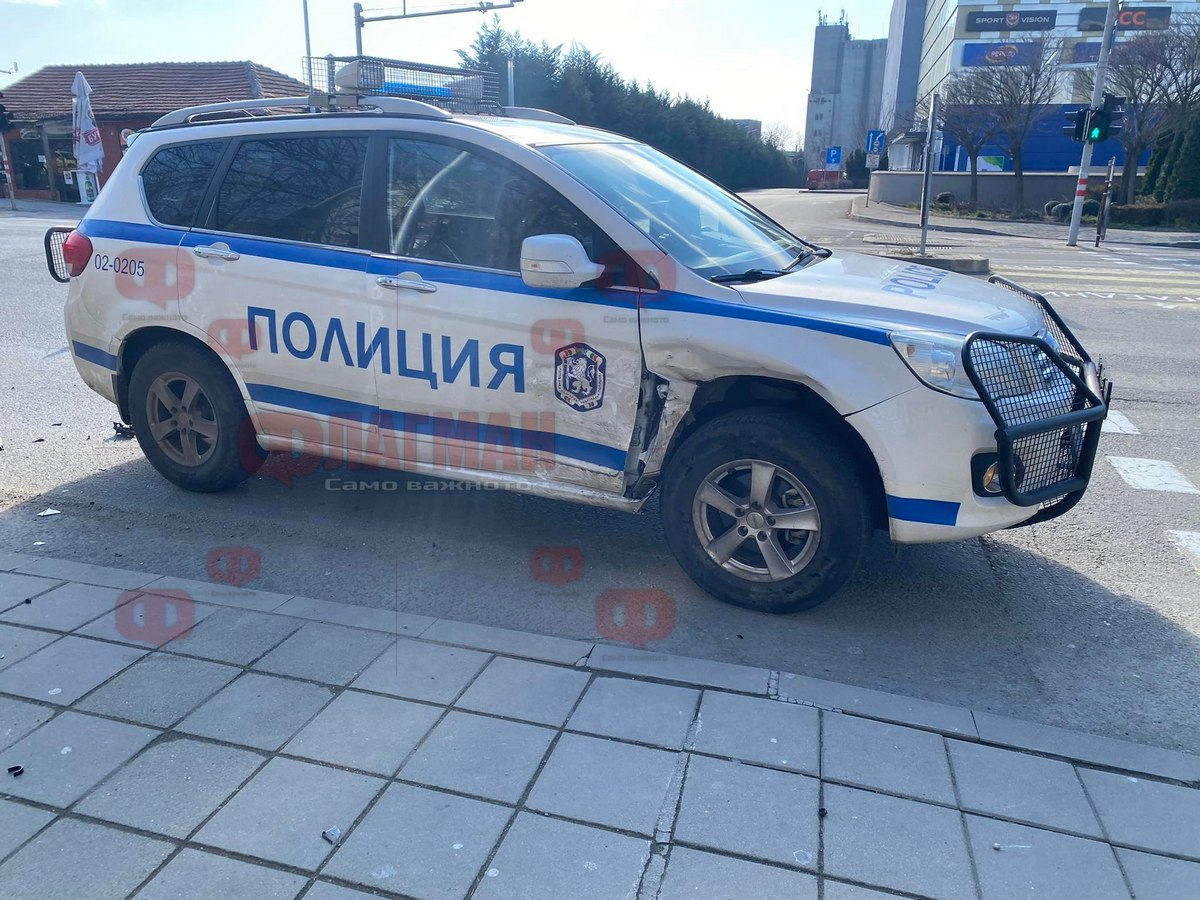 Бургаска полицайка мина на червено, бързайки за арест, и направи голяма беля СНИМКИ