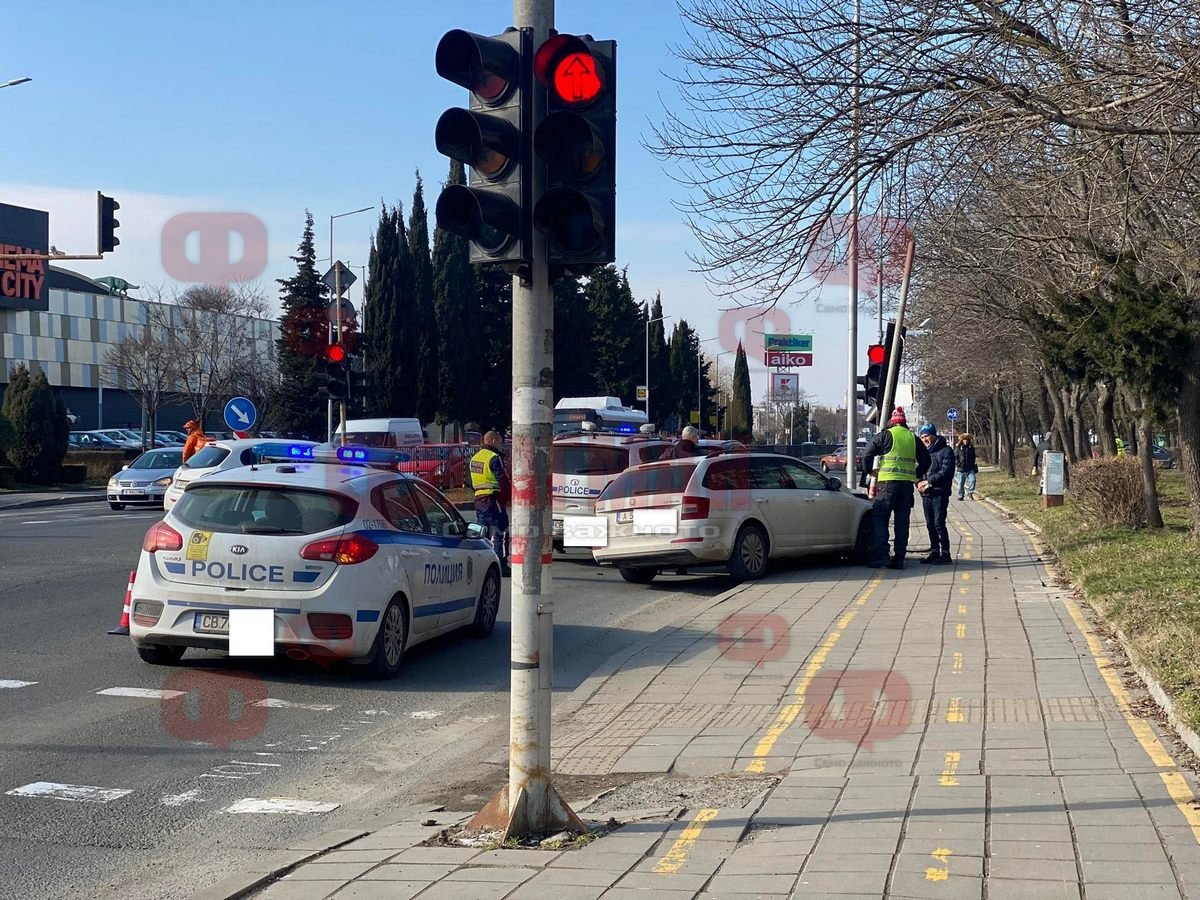 Бургаска полицайка мина на червено, бързайки за арест, и направи голяма беля СНИМКИ