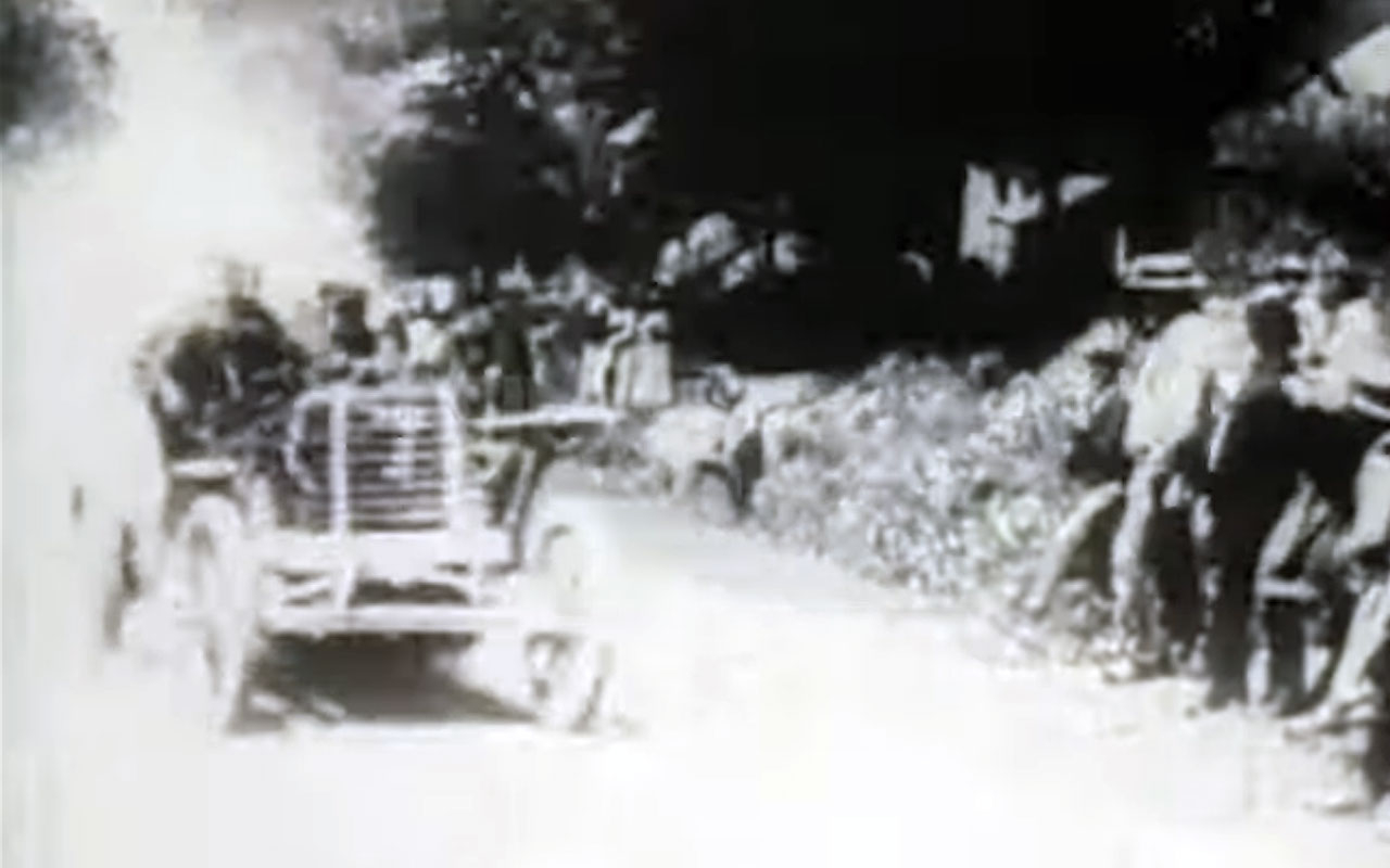 Ретро ВИДЕО показа какви са били автомобилните състезания преди 120 години