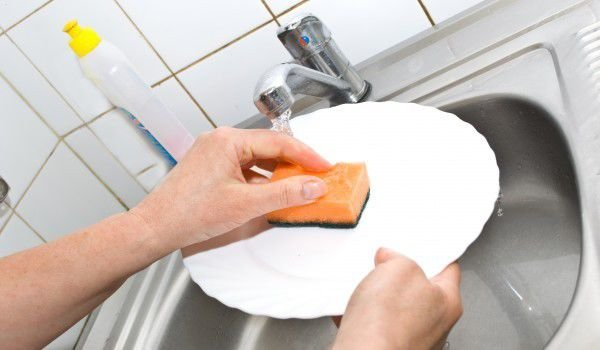 Тези грешки в миенето на съдове съсипват здравето
