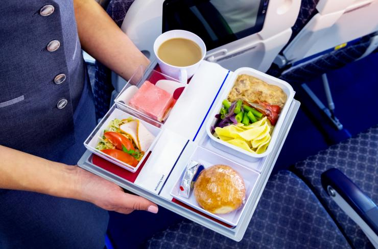 Забранени: Никога не яжте тези храни преди полет!